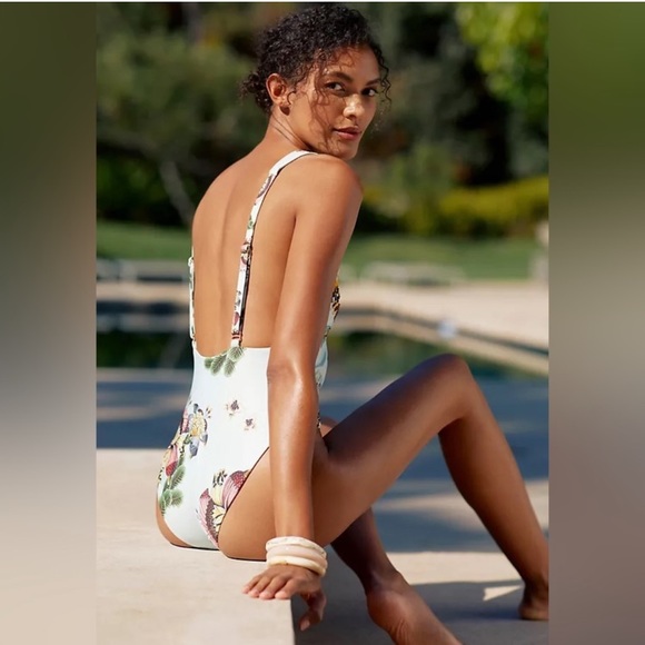 Agua Bendita 🌸 Floral Deep V-Neck Cheeky One Piece - Picture 8 of 16